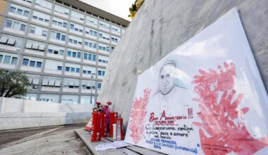 Zuppi: basta fake sul Papa. I medici frenano sul ritorno in Vaticano: “Serve terapia in ospedale” - la Repubblica