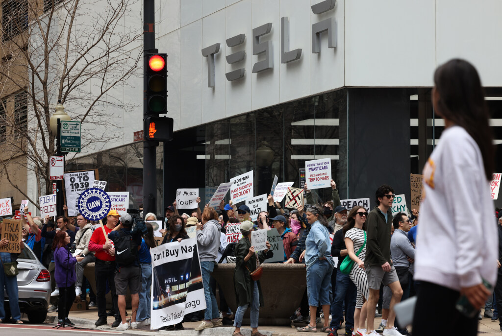 Hundreds gather at Chicago Tesla dealership to protest Elon Musk