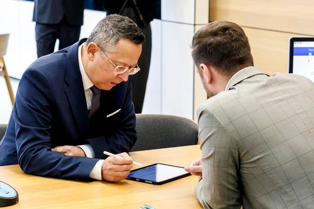 Finance Minister Ladislav Kamenický (Smer; left) while buying state bonds on Monday.