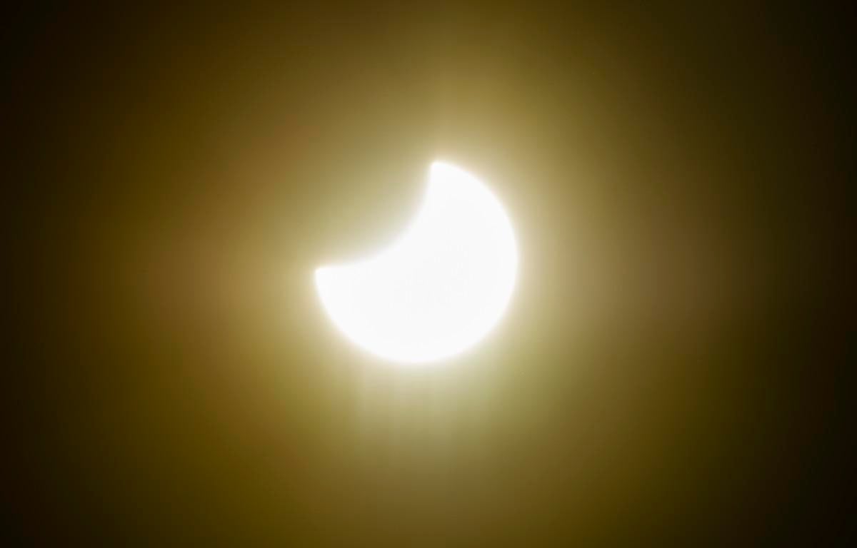 Do not look directly into the Sun without proper eye protection. Regular sunglasses or floppy disks are not suitable.