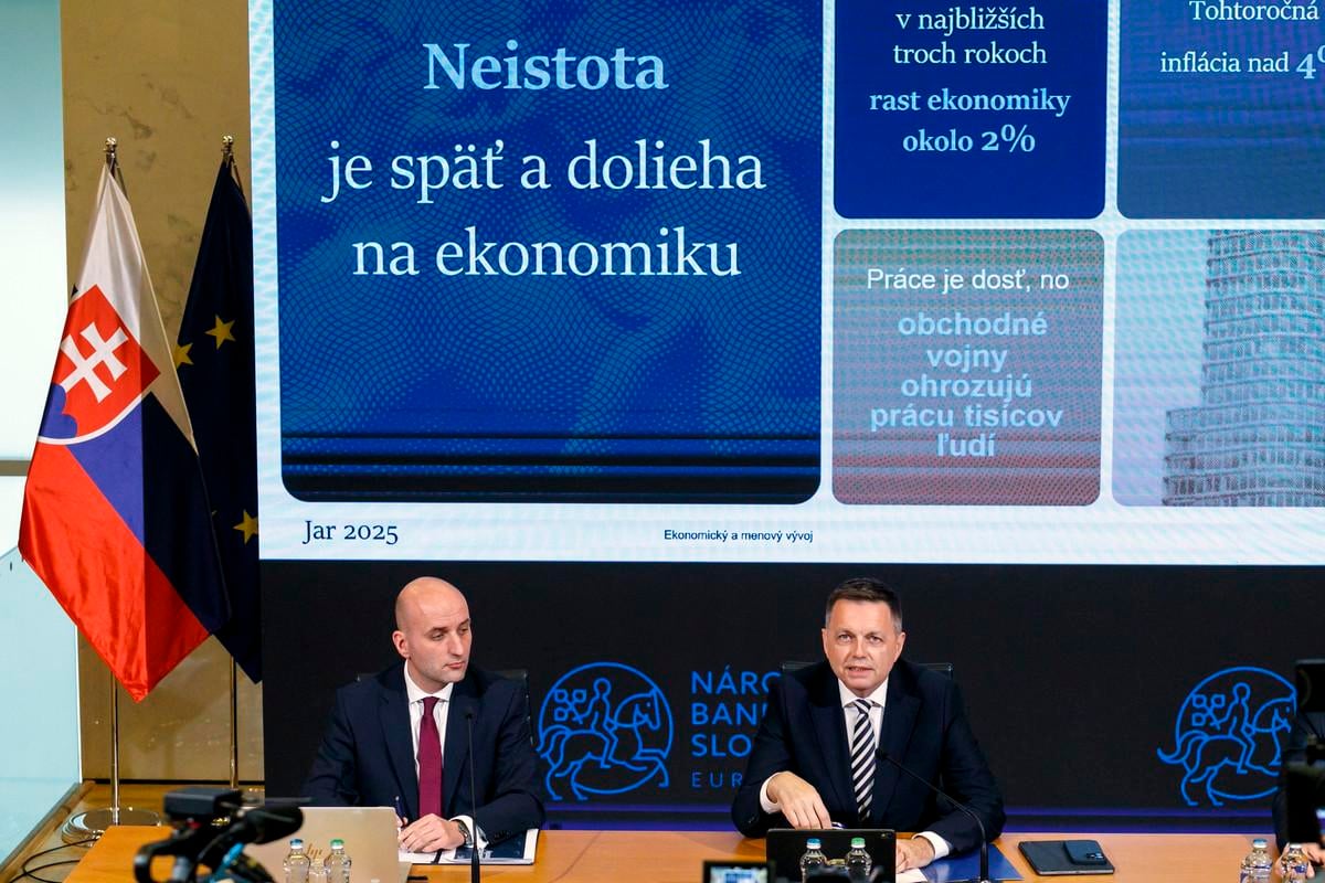 Pictured from left: Chief Economist of the National Bank of Slovakia, Michal Horváth, and Governor of the National Bank of Slovakia, Peter Kažimír, during a press conference on the National Bank of Slovakia’s Spring 2025 Economic and Monetary Developments, held in Bratislava on 25 March 2025.