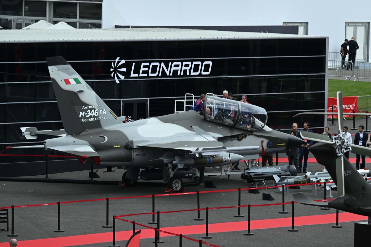 Das Aermacchi M-346 FA Fighter Attack Flugzeug von Leonardo wird auf der Farnborough International Airshow 2024 ausgestellt.
