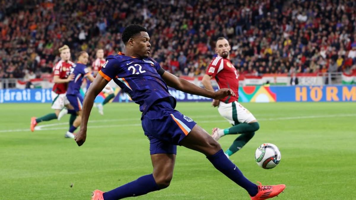 Netherlands defender Dumfries ruled out, De Jong doubtful