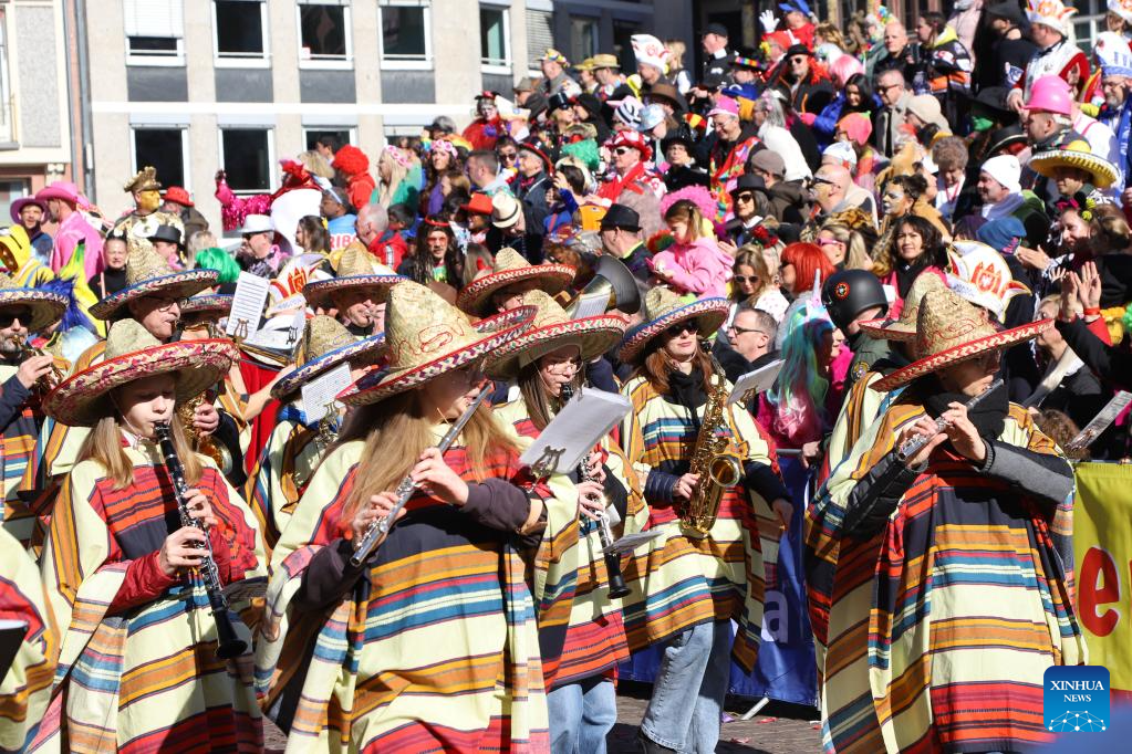 Carnival parade held in Frankfurt, Germany-Xinhua