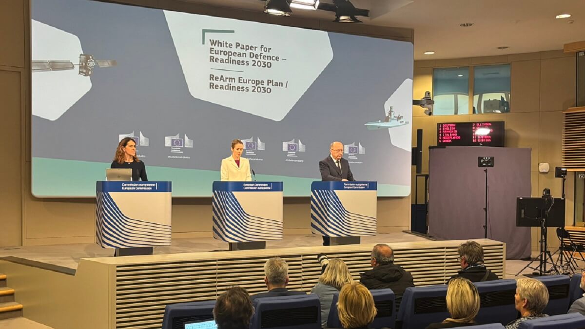 La Alta Representante para Asuntos Exteriores y Política de Seguridad, Kaja Kallas (centro), y el comisario de Defensa y Espacio, Andrius Kubilius, detallan el 19 de marzo lo más relevante del Libro Blanco y del plan ReArmar Europa - PHOTO/EU