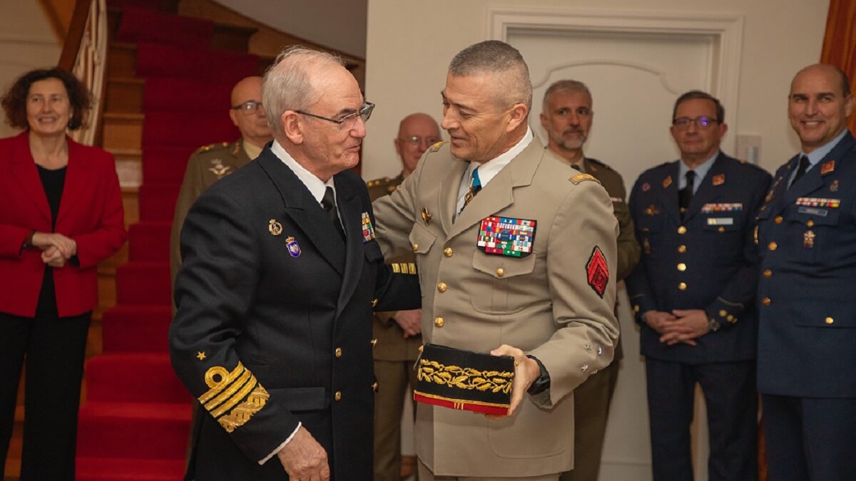 El jefe de Estado Mayor de la Defensa, almirante Teodoro López Calderón, hasta el día de hoy no ha tenido ocasión de despachar con el presidente Sánchez. En imagen, con su homólogo francés, general Thierry Burkhard - PHOTO/MoD France - CEMA