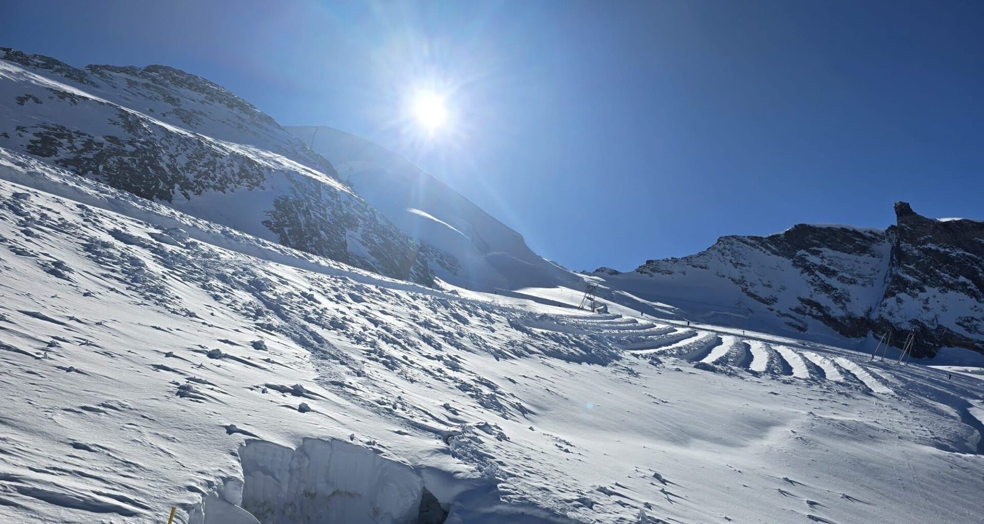 Norwegian Snowboarder Dies After Plummeting Into Crevasse at Saas-Fee, Switzerland