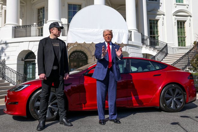 Donald Trump: »Uničevanje Tesle je napad na veliko ameriško podjetje. To je napad na inovacije in gospodarstvo. Storilce bomo našli in jih kaznovali.« FOTO: Kevin Lamarque/Reuters