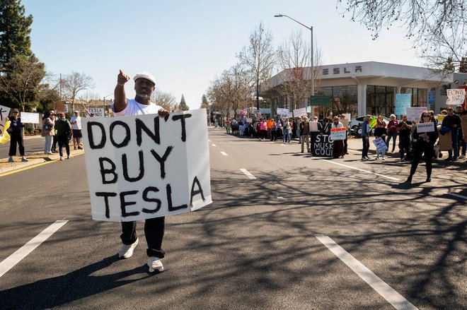 »Tesla je bila nekoč simbol trajnostne prihodnosti. Zdaj pa postaja politično orožje, kar odbija kupce,« je komentiral ekonomist Paul Krugman. FOTO: Laure Andrillon/Reuters