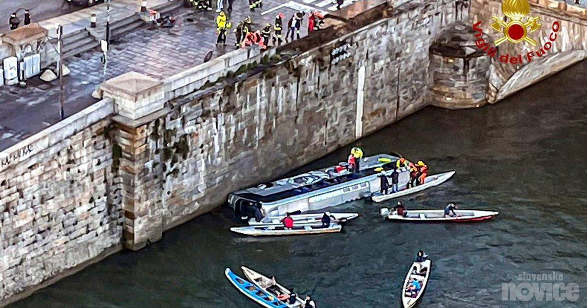 Avtobus prebil ograjo in končal v reki, vozniku ni bilo več pomoči (FOTO)