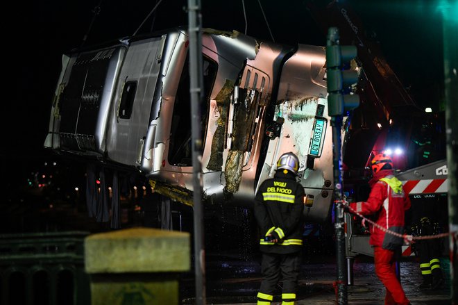 Sinoči so avtobus potegnili iz reke. FOTO: Massimo Pinca/Reuters