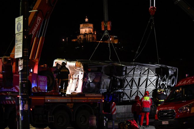 Zakaj je voznik zapeljal v reko, še ugotavljajo. FOTO: Massimo Pinca/Reuters