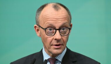 Nach einem gemeinsamen Treffen in Brüssel haben der voraussichtliche künftige Bundeskanzler Friedrich Merz (CDU) und Nato-Generalsekretär Mark Rutte mehr Investitionen in die europäische Verteidigung gefordert. (RALF HIRSCHBERGER)