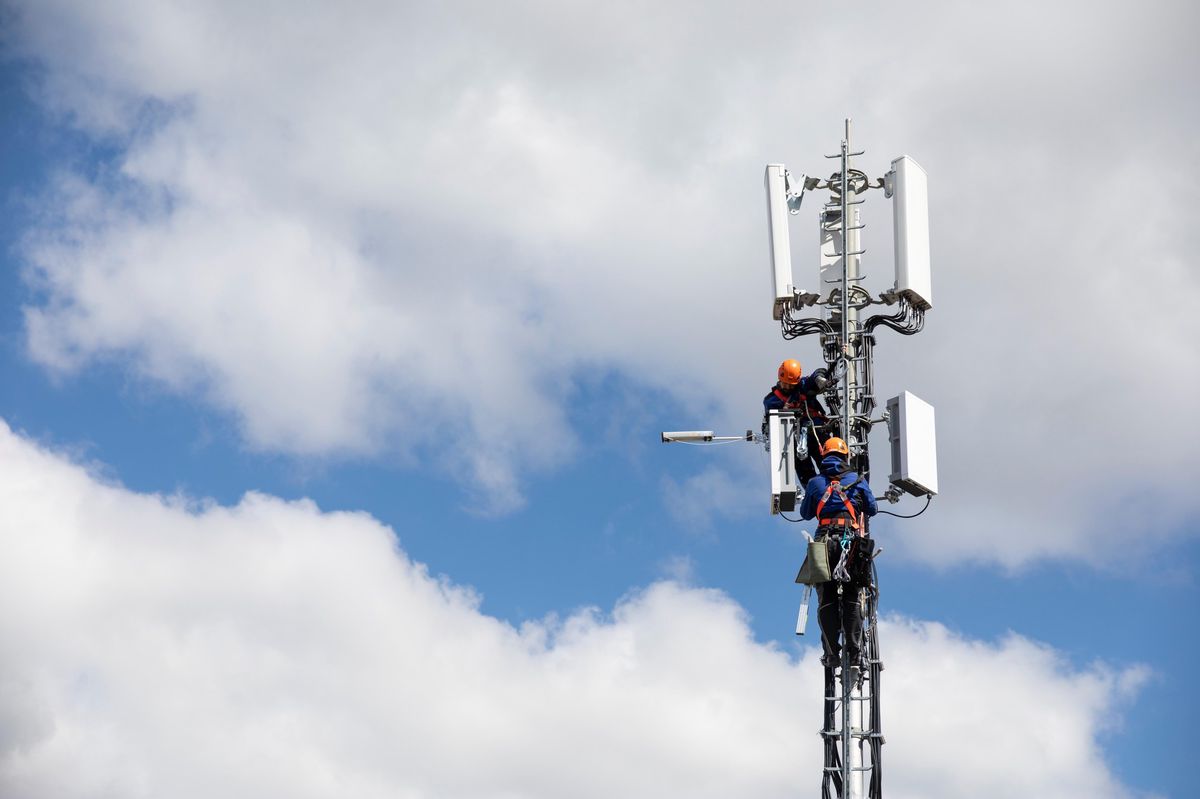 Markus Bandi und Benjamin Wasem installieren eine 5G-Antenne mit GPS-Unterstützung in Bern, 26. März 2019.