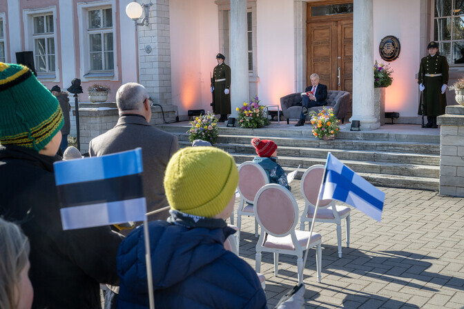 Gallery: 12-hour Kadriorg reading marathon marks Estonia's Native Language Day | news