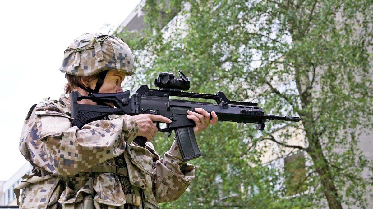 Latvian foreign secretary signs up for National Guard service