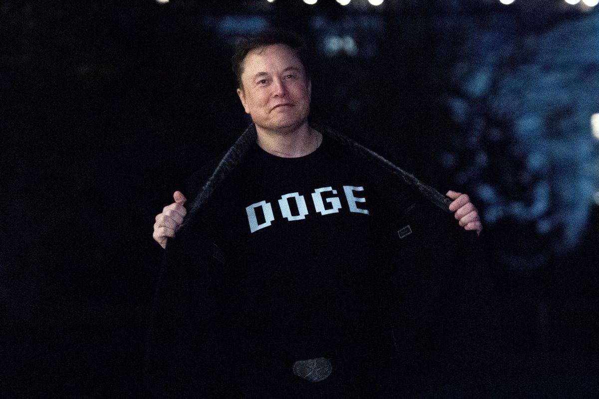 Elon Musk zeigt sein ’DOGE’-T-Shirt auf dem South Lawn des Weissen Hauses, Washington, 9. März 2025.