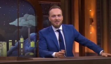 Arjen Lubach debuteert op RTL 4 met foute grap over The voice, kijkers snel klaar met ’irritante’ lachband - Telegraaf.nl