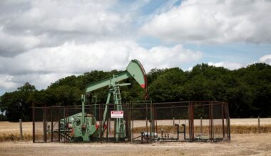 Oil inches up as markets weigh sanctions on Iran, Russia-Ukraine ceasefire talks