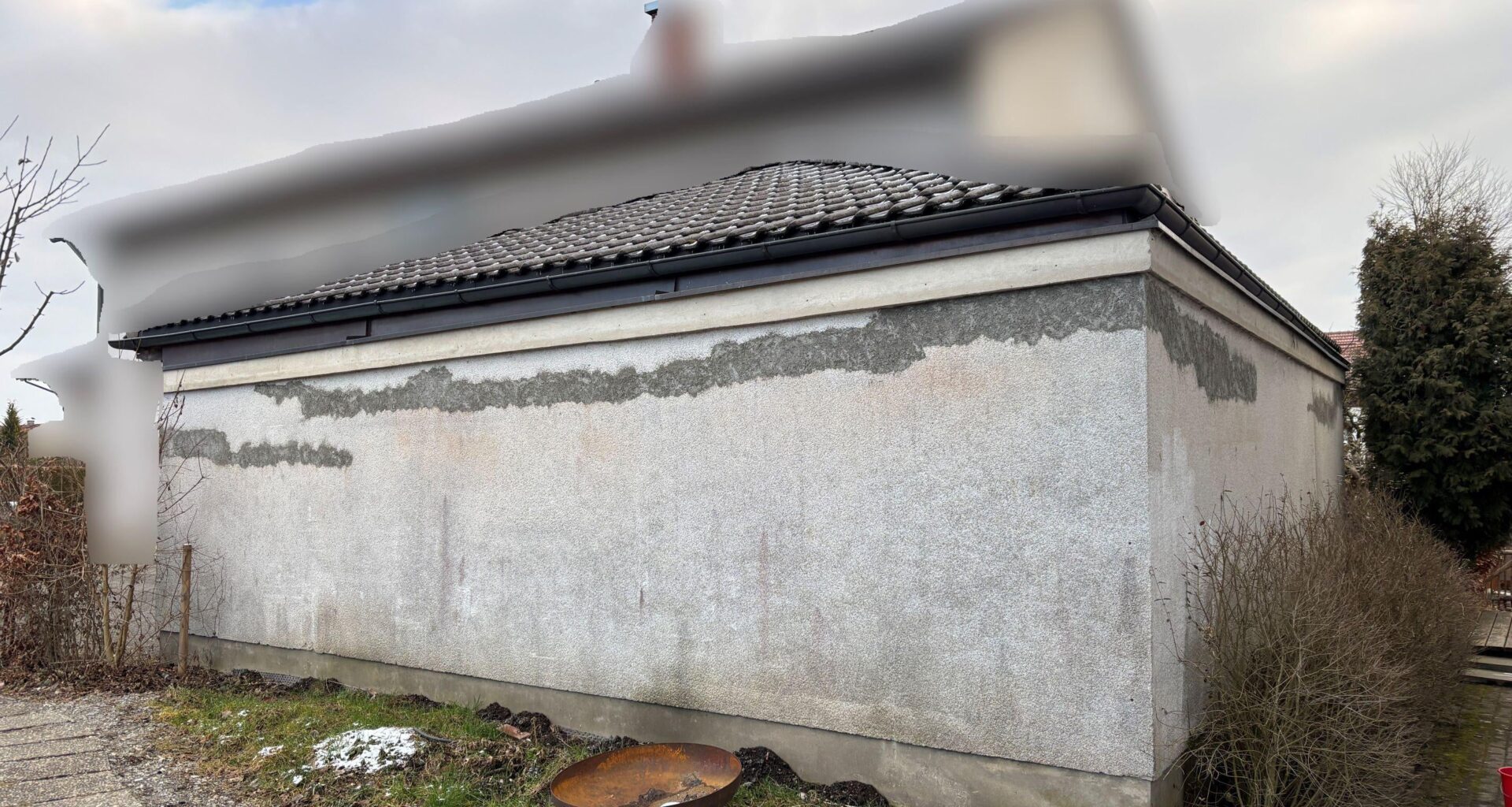 Heruntergekommene Garagenwand im Garten, was könnte man hier machen?