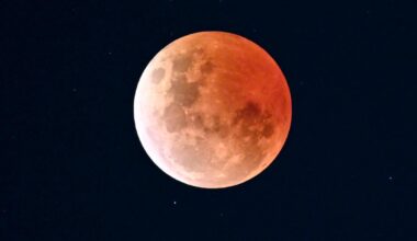Bei einer totalen Mondfinsternis kommt es zum „Blutmond“: Der Mond färbt sich während der Totalität rostrot ein. (Archivbild)