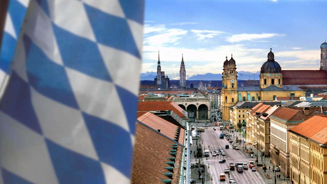 Bayern ist ein Land der Rekorde. Das zeigen die kommenden 25 Fotos dieser Galerie. Da gibt es nicht nur die längste Burg der Welt und der wärmste See Deutschlands, sondern auch kuriose Rekorde, wie die älteste Fast-Food-Bude und der höchste, nur zu Fuß oder per Rad erreichbare Gebirgspass der Republik. Viel Spaß beim Durchschauen!