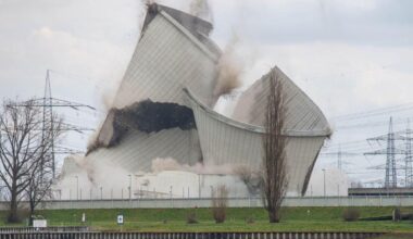 Turm des Atomkraftwerkes Biblis fällt zusammen