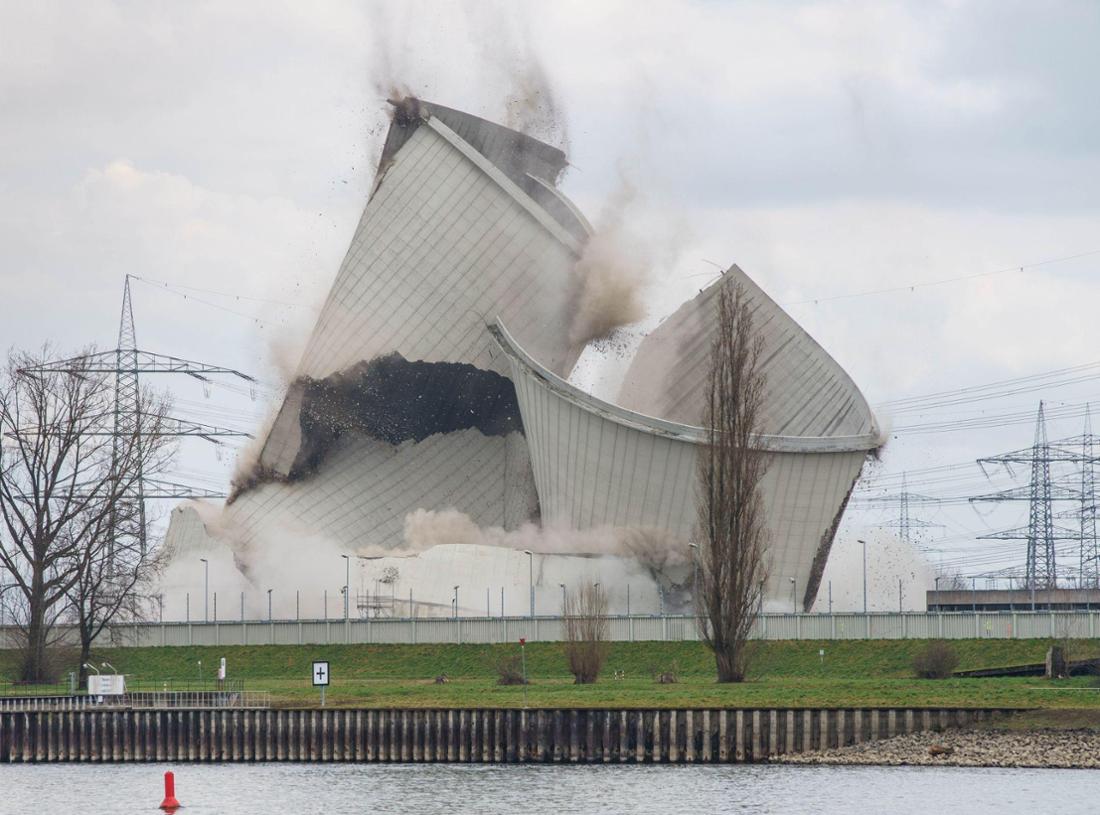 Turm des Atomkraftwerkes Biblis fällt zusammen
