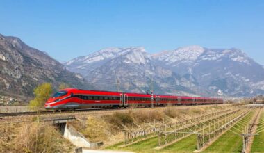 Derzeit fahren die roten Superzüge bis nach Bozen. Unten FS-Chef Gianfranco Battisti vor einem Frecciarossa-Zug.