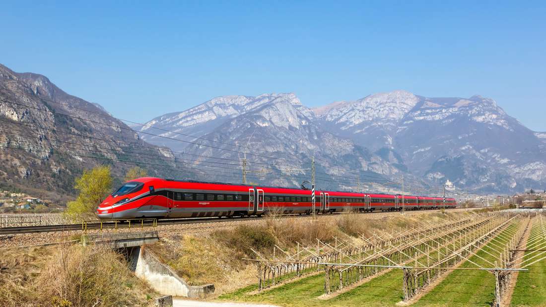 Derzeit fahren die roten Superzüge bis nach Bozen. Unten FS-Chef Gianfranco Battisti vor einem Frecciarossa-Zug.