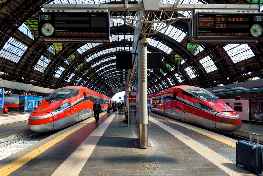 Zwei Frecciarossa-Züge im Hauptbahnhof von Mailand. Bald fahren sie hier nach München ab.