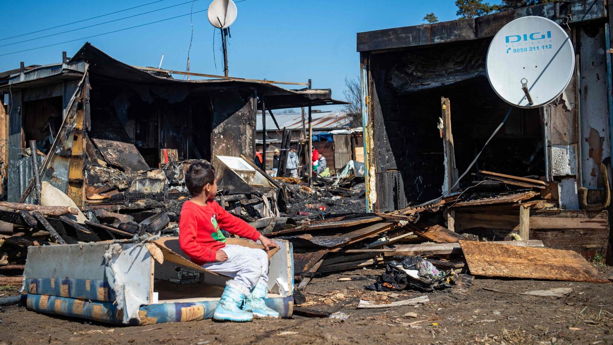 4 children among 5 dead as fire sweeps through Slovakia slum