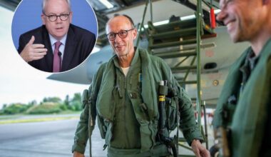 Friedrich Merz steht in Uniform vor einem Bundeswehr-Jet eingeklinkt Verbandschef Hans Christoph Atzpodien