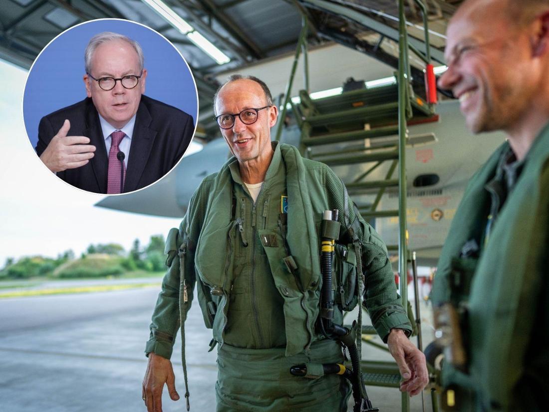 Friedrich Merz steht in Uniform vor einem Bundeswehr-Jet eingeklinkt Verbandschef Hans Christoph Atzpodien