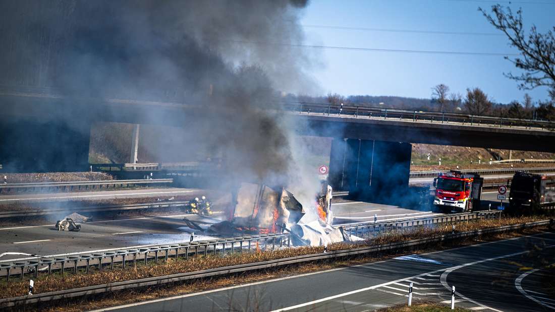 Gefahrgut-Lkw in Flammen – Feuerwehr-Großeinsatz auf der A44 bei Anröchte