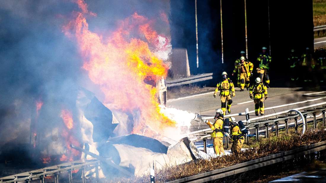 Auf der A44 brennt ein Lkw. Die Polizei warnt vor „hochgiftigen Dämpfen“.
