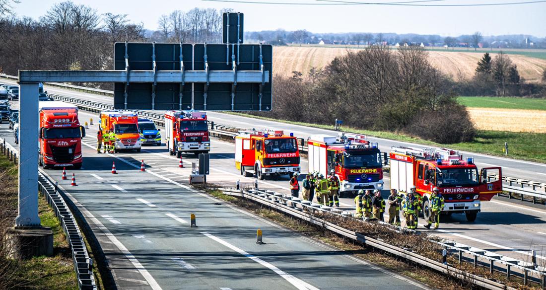 Zahlreiche Feuerwehrleute sind im Einsatz.