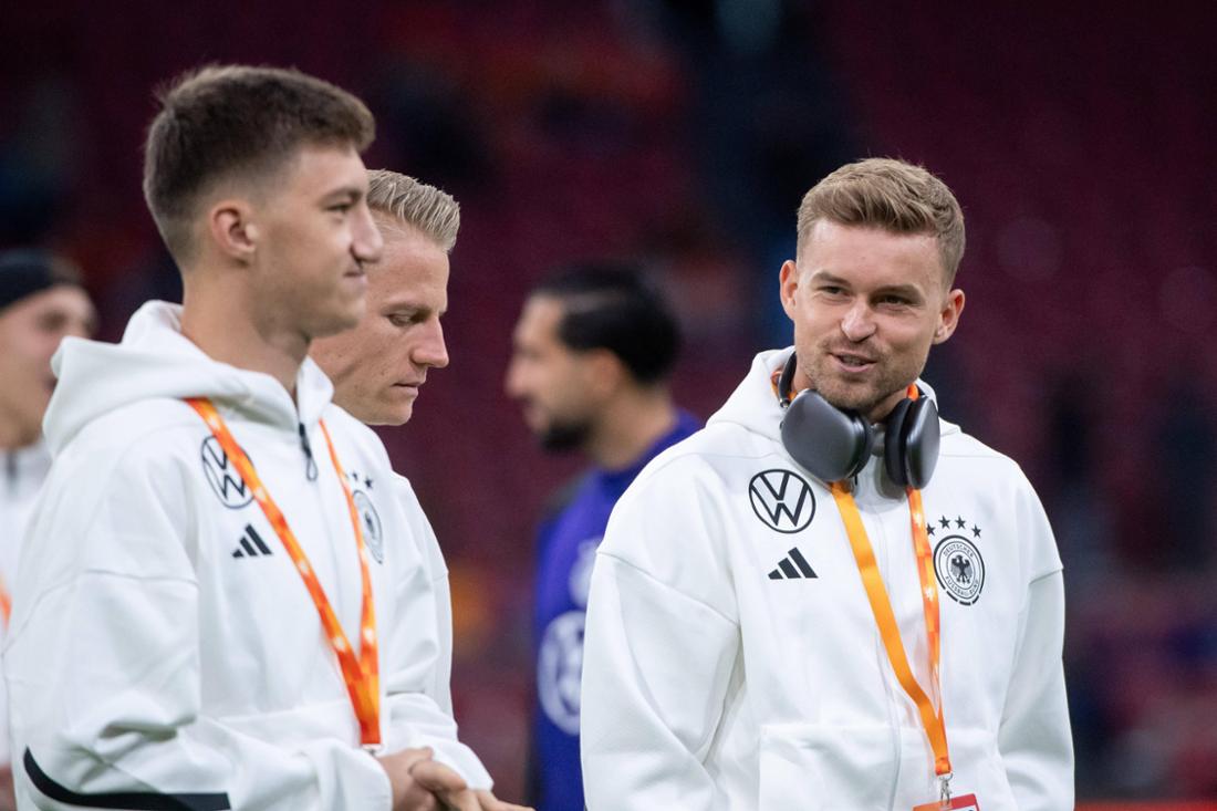 Angelo Stiller (l.) und Maximilian Mittelstädt (r.) stehen überraschend beide in der DFB-Startelf.