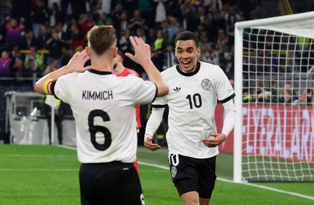 Der Blick von Jamal Musiala (r.) nach der Ecke von Joshua Kimmich sagt alles.