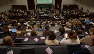 Der Audimax an der LMU München. Unter anderem die Einführungsveranstaltungen finden hier statt. Damit saß einst wohl auch eine von 35 deutschen Milliardärinnen in diesem Saal.