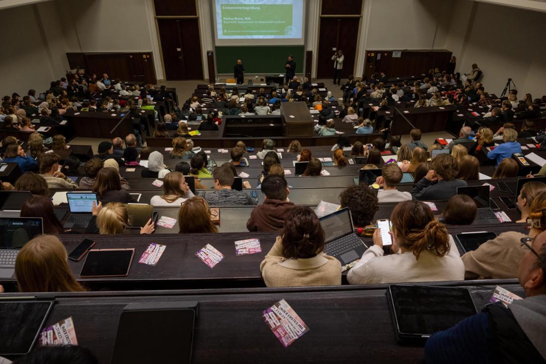 Der Audimax an der LMU München. Unter anderem die Einführungsveranstaltungen finden hier statt. Damit saß einst wohl auch eine von 35 deutschen Milliardärinnen in diesem Saal.