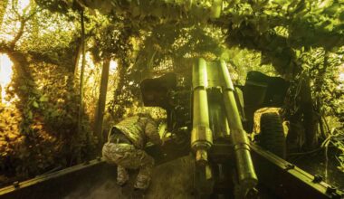 Ein ukrainischer Soldat feuert auf russische Stellungen an der Frontlinie im Ukraine-Krieg. Nun könnte Russland eine neue Offensive starten. (Archvbild)
