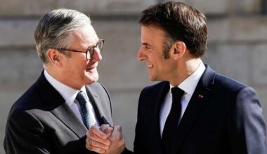 Keir Starmer (l.) und Emmanuel Macron klatschen ab
