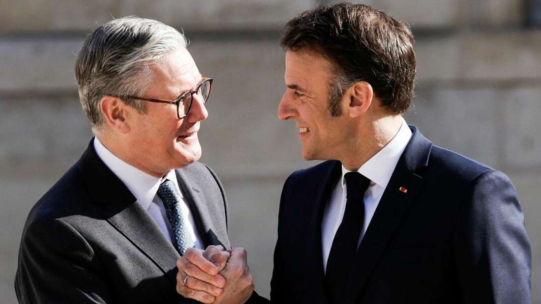 Keir Starmer (l.) und Emmanuel Macron klatschen ab