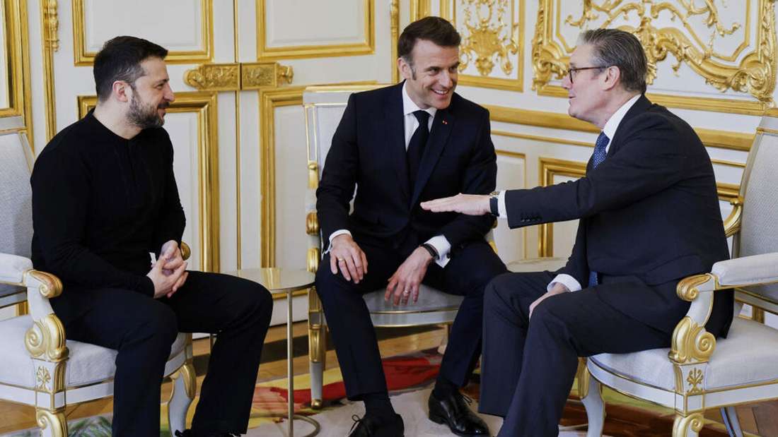 Wolodymyr Selenskyj, Emmanuel Macron und Keir Starmer (v.l.) sitzen zusammen