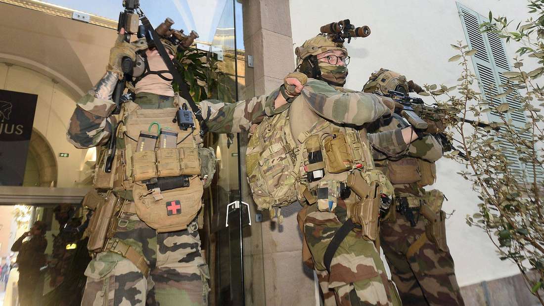 Französische Soldaten in Uniform und mit Waffen bei einer Übung