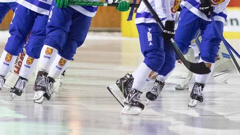 Suomen jääpallomaajoukkueen pelaajia kuvassa.