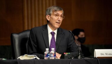 Peter Marks: Oberster Impfexperte der USA tritt zurück | Aus Protest gegen "Desinformation und Lügen" hat der Impfchef der US-Arzneimittelbehörde gekündigt. Berichten zufolge könnte er zu dem Schritt gedrängt worden sein.