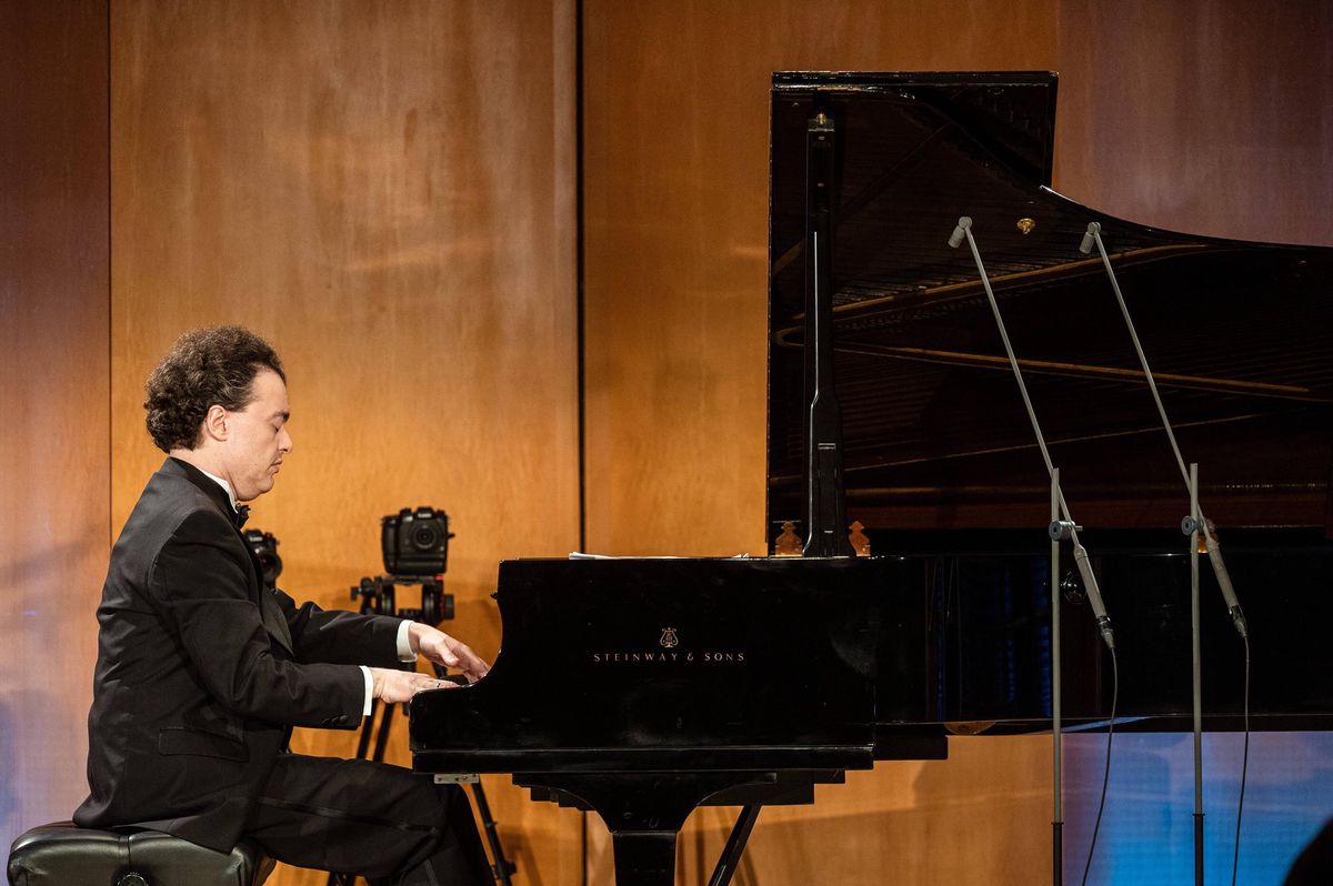 Evgeny Kissin joue du piano lors de la cérémonie académique à Weimar pour la remise d’un doctorat honorifique, 22 octobre 2022.