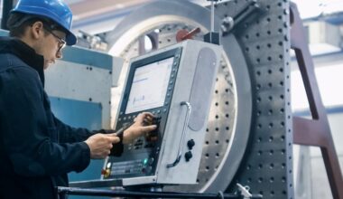 Is There An Opportunity With IMI plc's (LON:IMI) 22% Undervaluation?